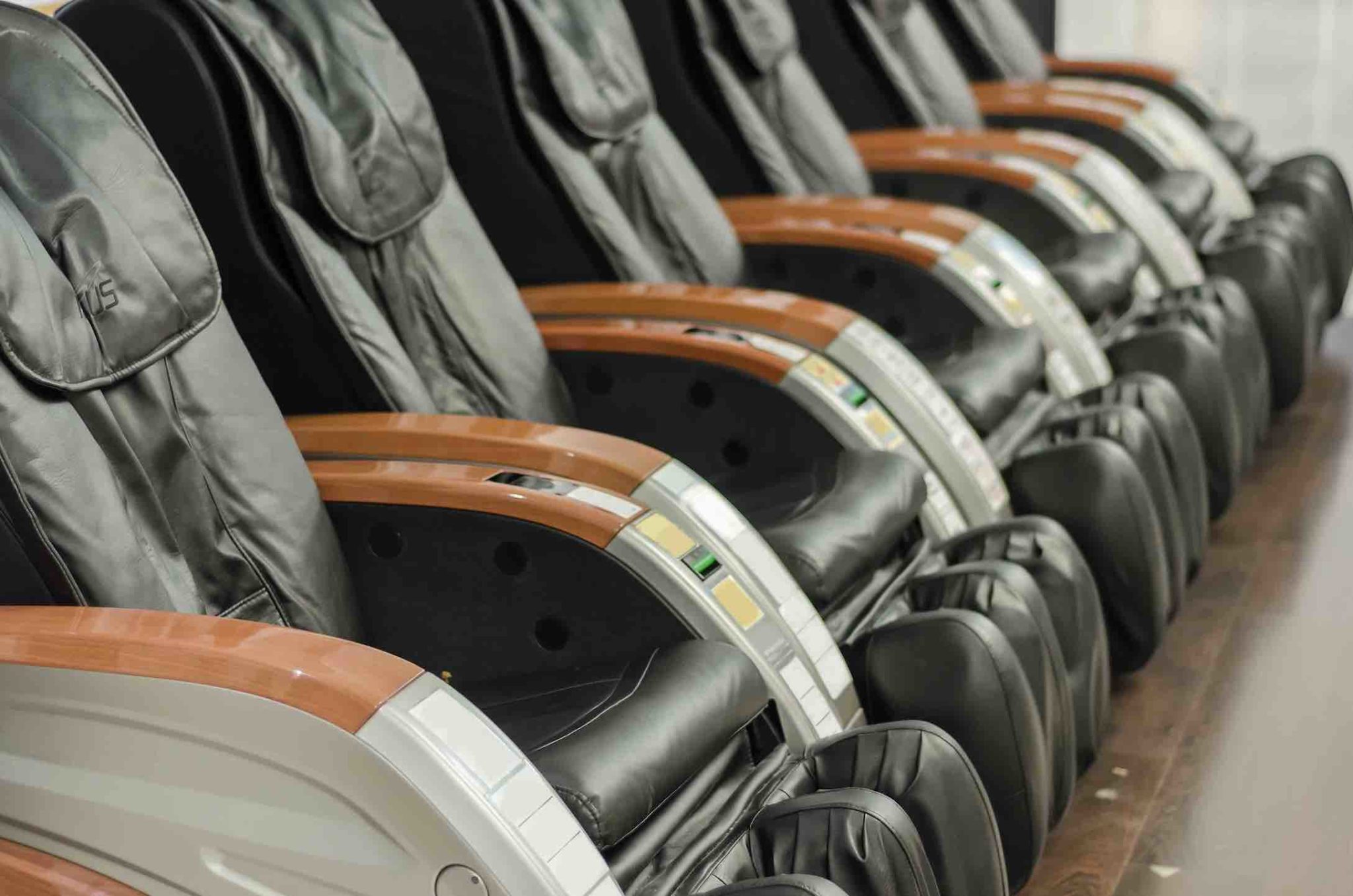 Les fauteuils massant durant le shopping